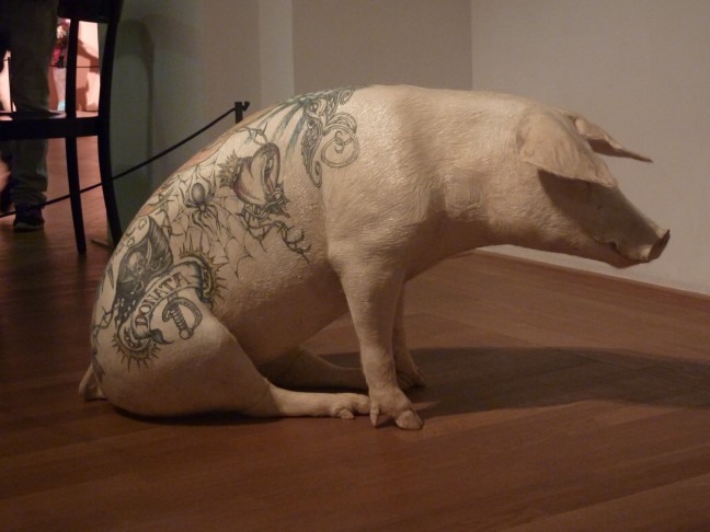 "Donata, 2005" - der belgische Konzeptkünstler Wim Delvoye (*1965) liess anästhesierte Schweine von professionellen Tätowierern "behandlen". Die Menschenähnlichkeit der Schweine wird brutal deutlich - was das für Implikationen für unseren Umgang mit ihnen hat, darüber lässt sich viel diskutieren.