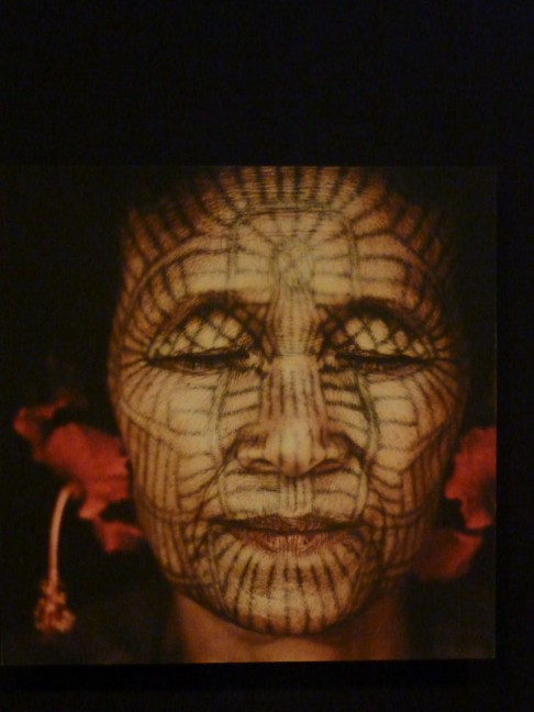 Die Frauen der Chin in Burma werden beim Übergang von Kindheit und Erwachsensein tätowiert und zwar nur von weiblichen Tattoo-Spezialistinnen. Die Muster wechseln von Clan zu Clan, die genauen Bedeutungen sind noch unerforscht.