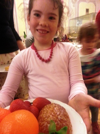 2014-04-17 Schönbrunn, Tisch decken