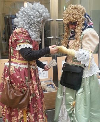 Mit solchen Perücken ist auch noch das Kopftuch-Problem gelöst - siehe die begeisterte Dame rechts...